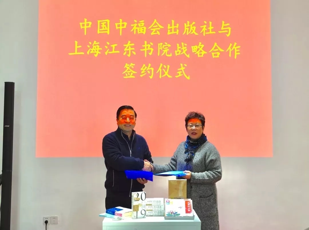 上海江东书院创始人韩可胜(左一 上海江东书院,作为上海改革开放后的